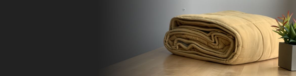 Une couverture lestée pliée déposée sur un comptoir